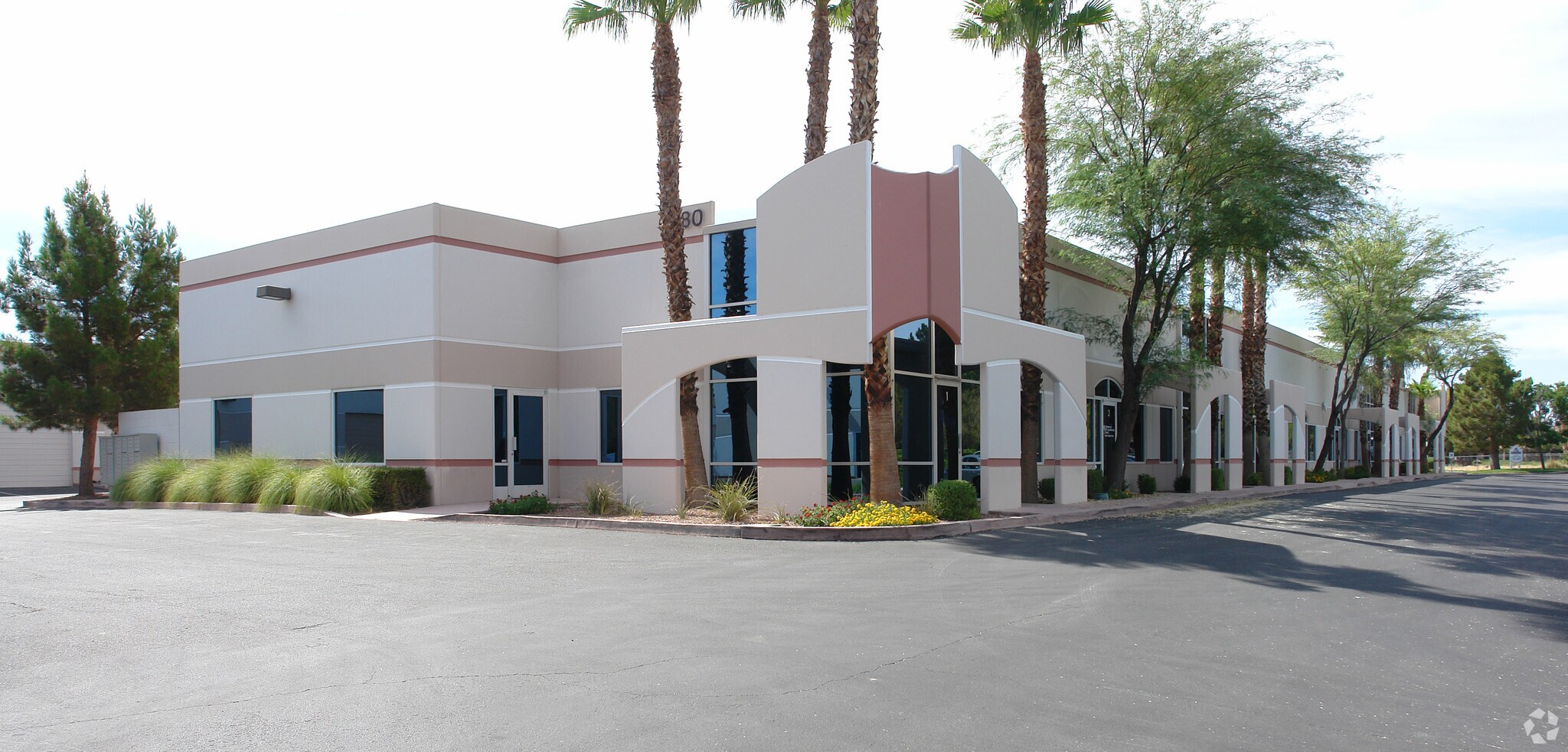6380 McLeod Dr, Las Vegas, NV à louer Photo principale– Image 1 sur 5