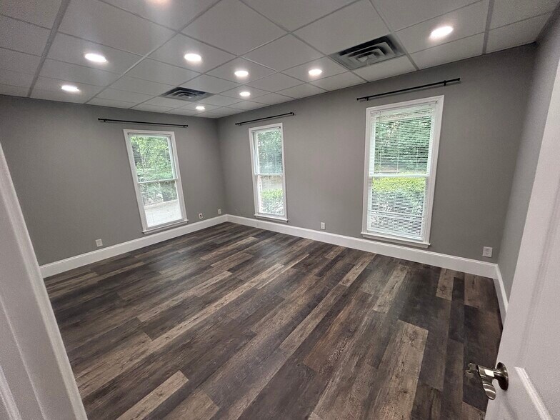 555 Colonial Park Dr, Roswell, GA à louer - Photo de l’immeuble – Image 3 sur 28