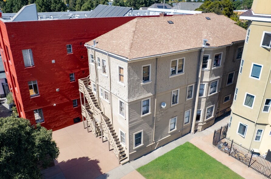 667 10th St, Oakland, CA à vendre - Photo principale – Image 1 sur 35