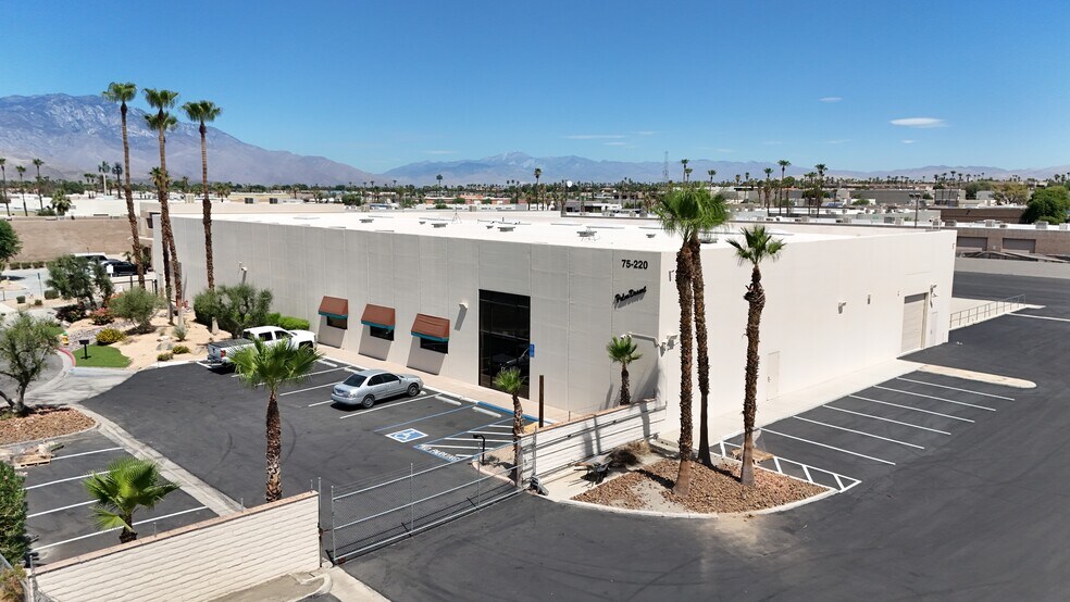 75220 Merle Dr, Palm Desert, CA à louer - Photo de l’immeuble – Image 2 sur 7