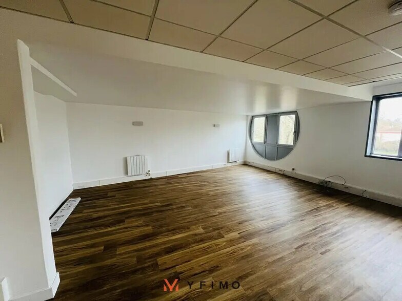 Bureau dans Voisins-le-Bretonneux à louer - Photo de l’immeuble – Image 2 sur 4