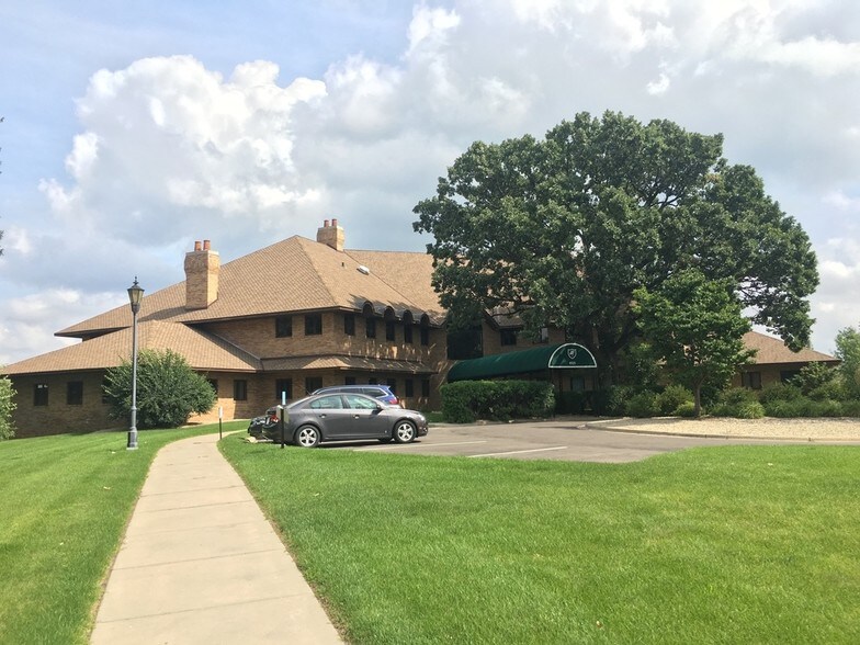 8525 Edinbrook Xing, Minneapolis, MN à louer - Photo de l’immeuble – Image 2 sur 8