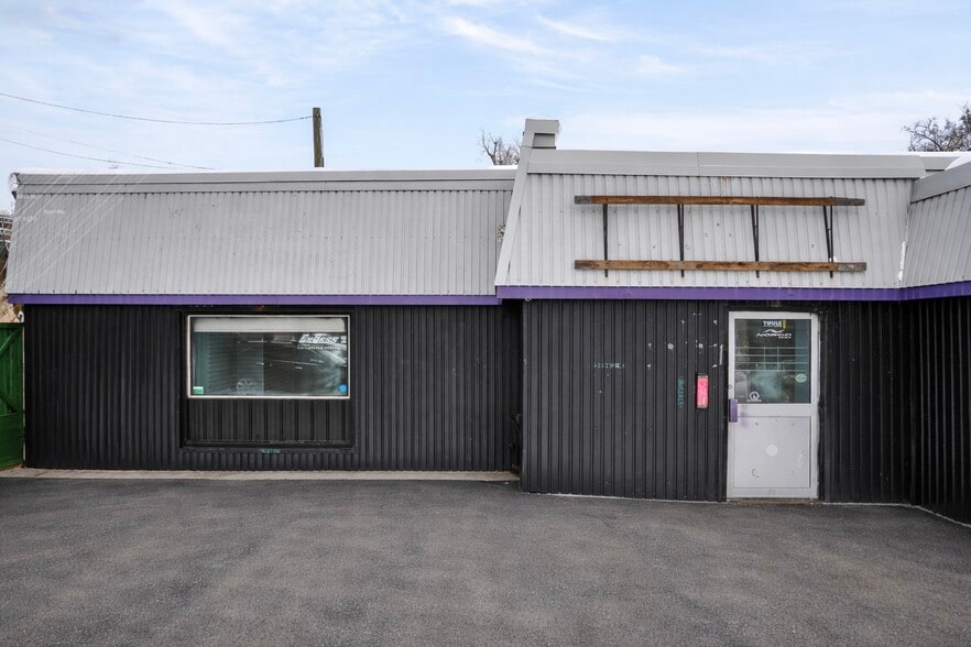 384 Queen St, Peterborough, ON à vendre - Photo principale – Image 1 sur 13