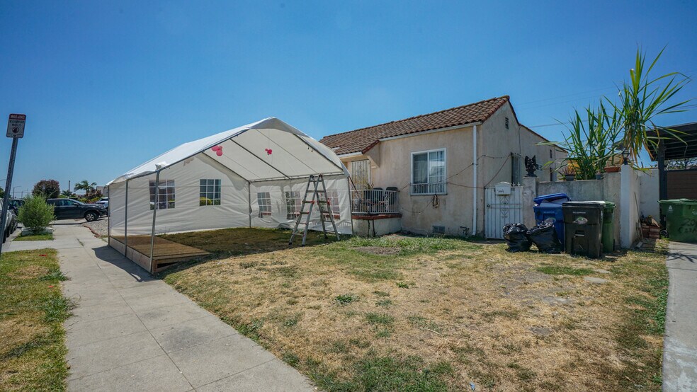 2056 W 67th St, Los Angeles, CA à vendre - Photo de l’immeuble – Image 3 sur 11