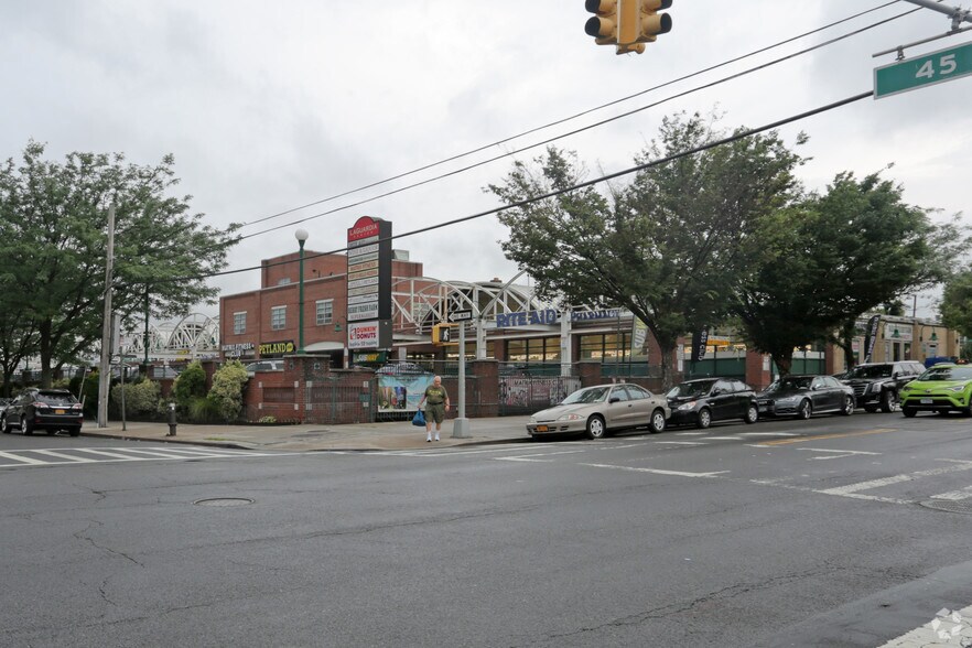 43-02 Ditmars Blvd, Astoria, NY à louer - Photo principale – Image 1 sur 27