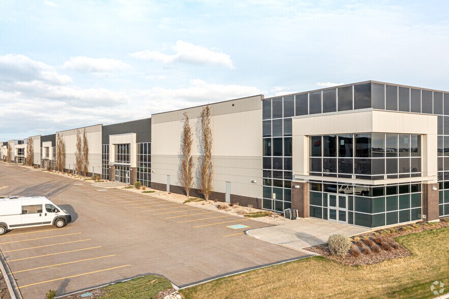 6340-6356 Roper Rd NW, Edmonton, AB à louer - Photo de l’immeuble – Image 1 sur 11