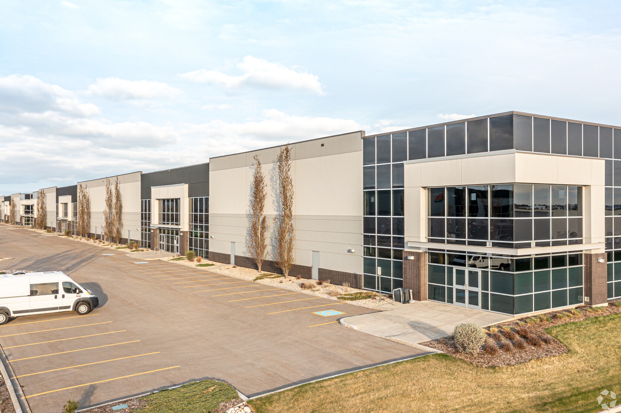 6340-6356 Roper Rd NW, Edmonton, AB à louer Photo principale– Image 1 sur 23