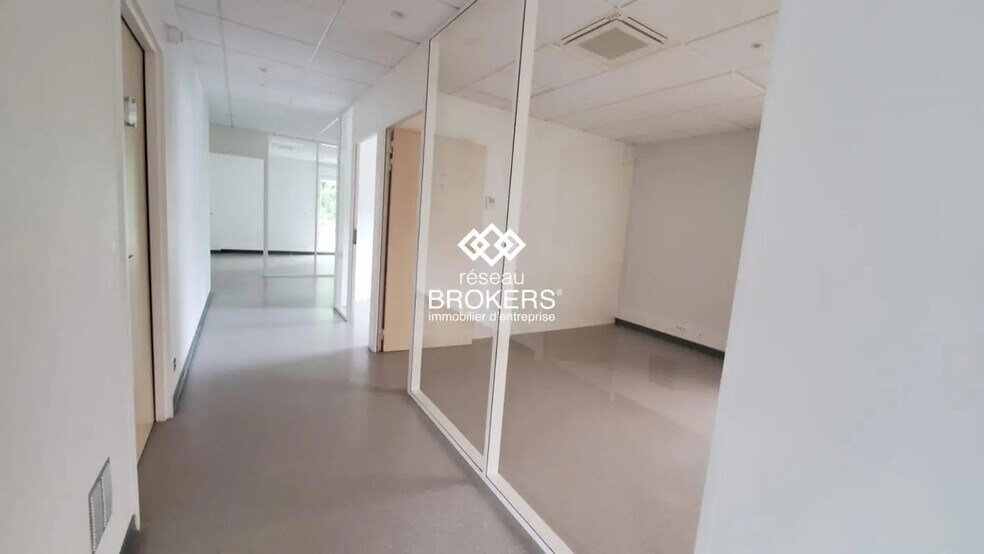 Bureau dans Archamps à vendre - Photo de l’immeuble – Image 2 sur 15