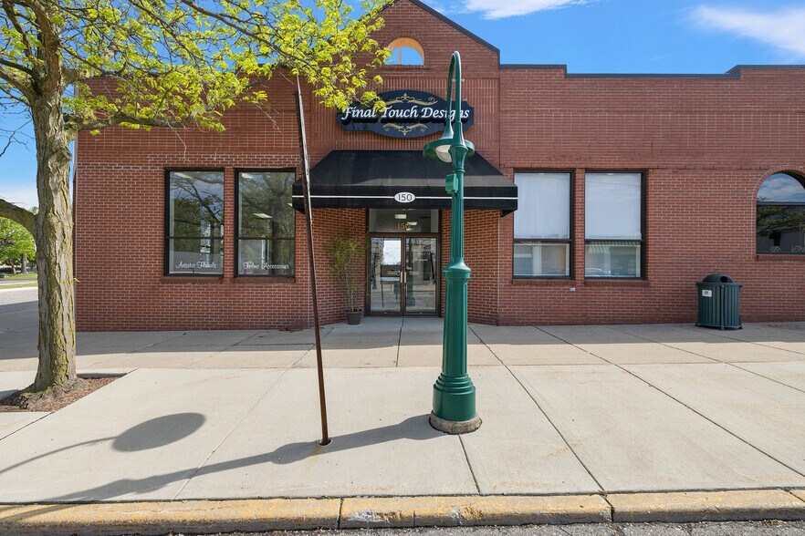 150 E University Dr, Rochester, MI à louer - Photo de l’immeuble – Image 2 sur 56