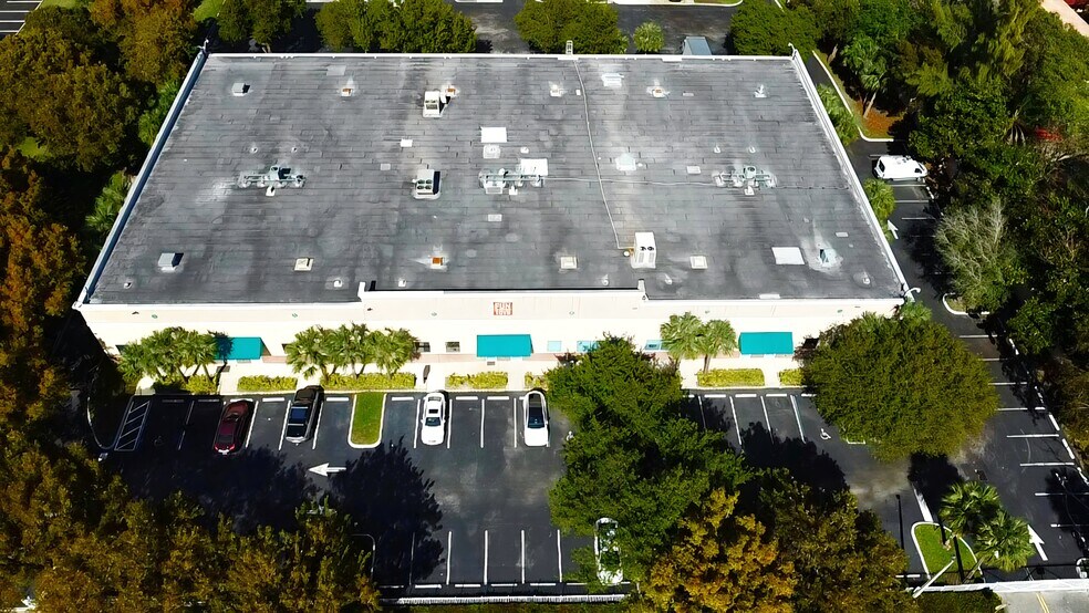 74 SW 12th Ave, Dania, FL à louer - Photo de l’immeuble – Image 2 sur 5