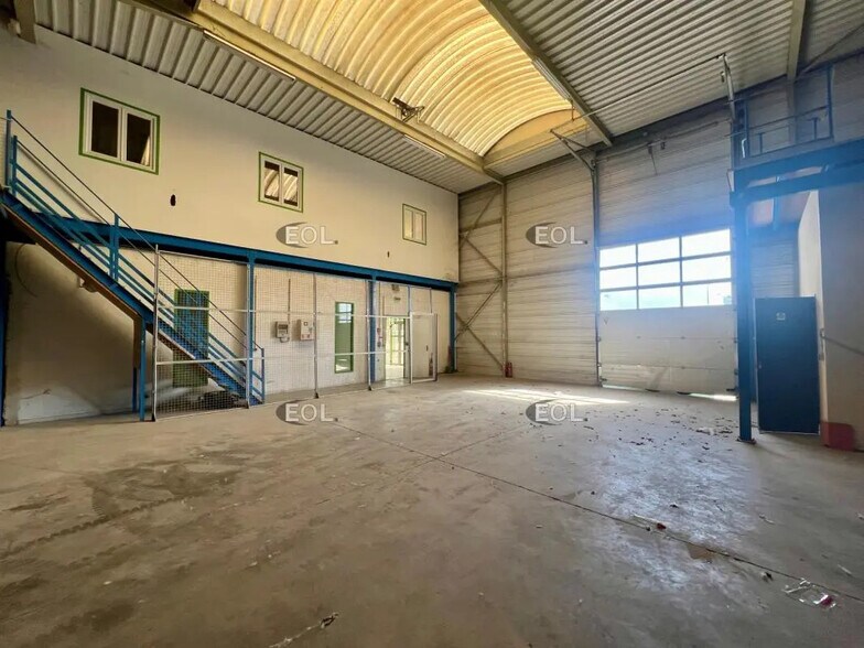 Local d’activités dans Claye-Souilly à louer - Photo de l’immeuble – Image 3 sur 7