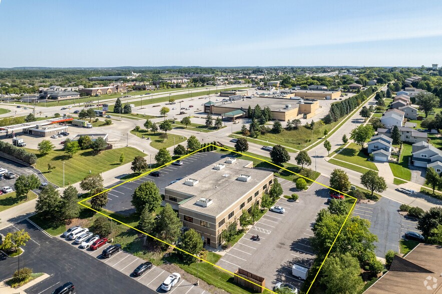 285 Forest Grove Dr, Pewaukee, WI à louer - Aérien – Image 2 sur 17