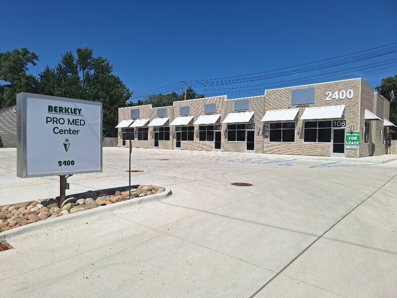 2400 Greenfield rd, Berkley, MI à louer - Photo de l’immeuble – Image 2 sur 5