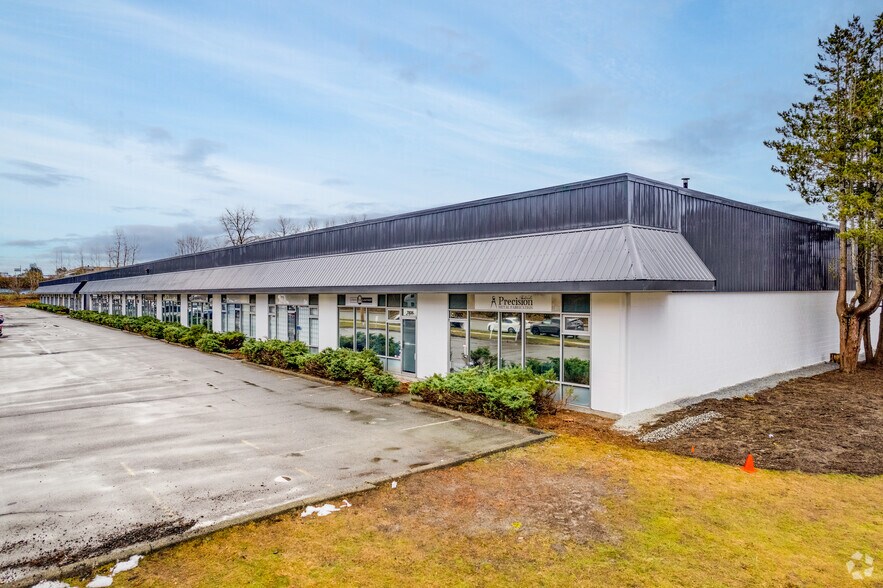 7802-7884 Express St, Burnaby, BC à louer - Photo de l’immeuble – Image 1 sur 5