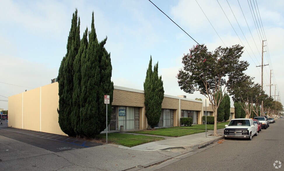 1136-1210 W Collins Ave, Orange, CA à louer - Photo de l’immeuble – Image 2 sur 3