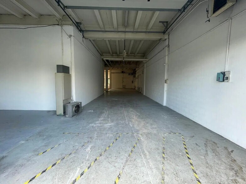 Local d'activités dans Osny à vendre - Photo de l’immeuble – Image 2 sur 9