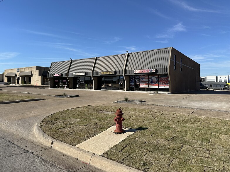 2604 W Marshall Dr, Grand Prairie, TX à louer - Photo de l’immeuble – Image 2 sur 4