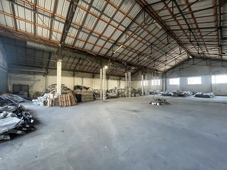 Industriel/Logistique dans Bollène à louer - Photo de l’immeuble – Image 3 sur 4