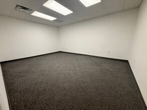 7506-7560 NW 70th St, Miami, FL à louer Photo intérieure– Image 1 sur 20