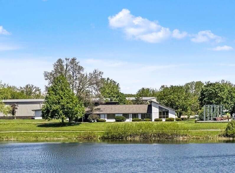 1021 Proctor Dr, Elkhorn, WI à vendre - Photo de l’immeuble – Image 2 sur 26