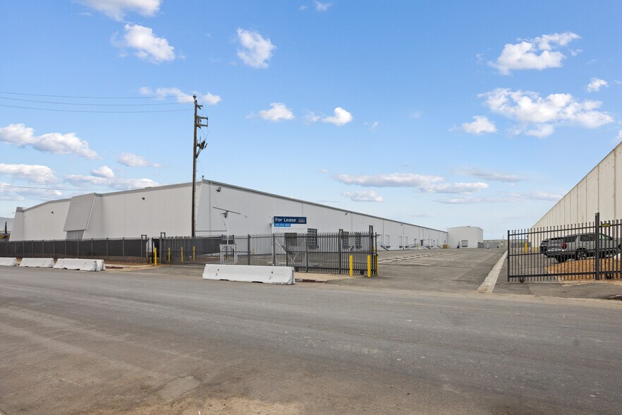 12224 Montague St, Pacoima, CA à louer - Photo de l’immeuble – Image 2 sur 12