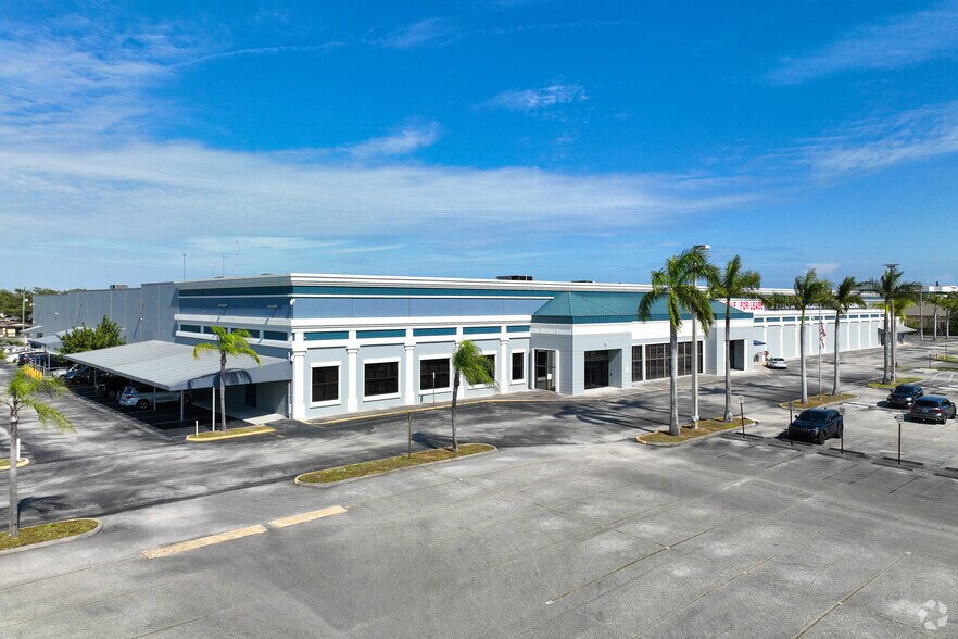 1313 NW 167th St, Miami, FL à louer - Photo de l’immeuble – Image 1 sur 18