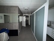 Un espace moderne et lumineux, idéal pour une vie confortable.