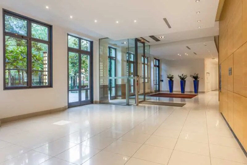 Bureau dans Chessy à louer - Hall d’entrée – Image 3 sur 11