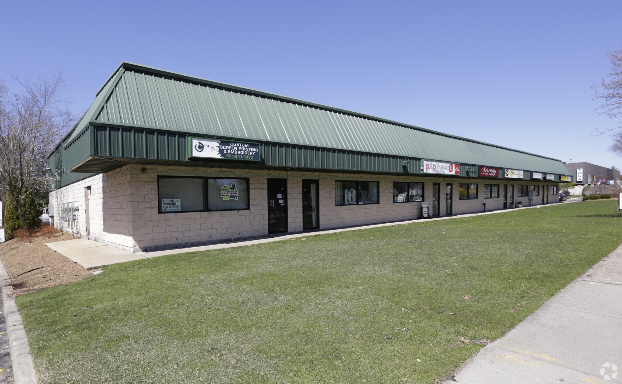 196 N Belle Mead Rd, East Setauket, NY à louer Photo principale– Image 1 sur 11