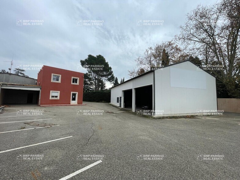Local d'activités dans Châteaurenard à vendre - Photo de l’immeuble – Image 3 sur 11