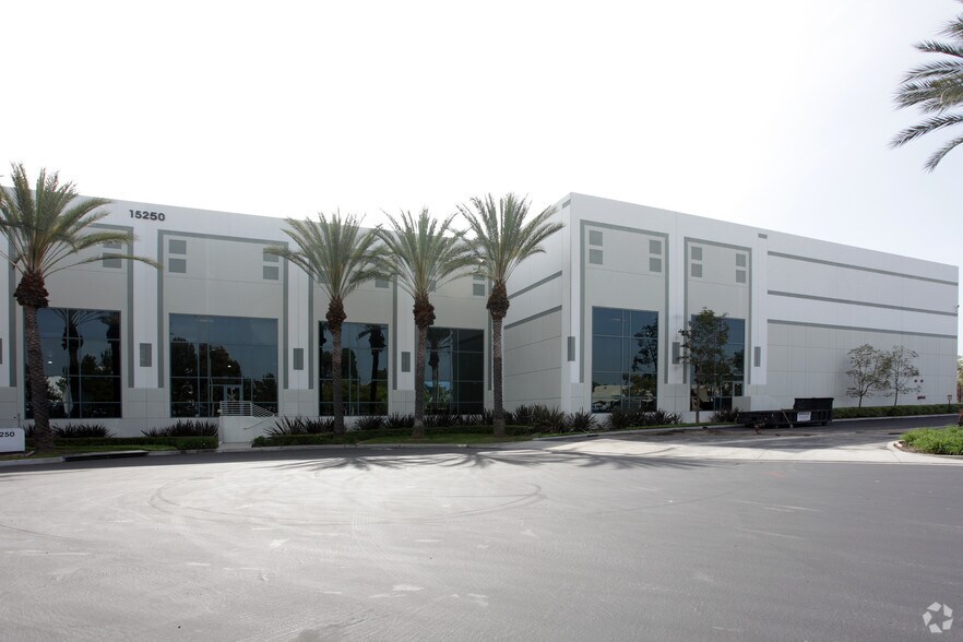 15300 Desman Rd, La Mirada, CA à louer - Photo de l’immeuble – Image 1 sur 13
