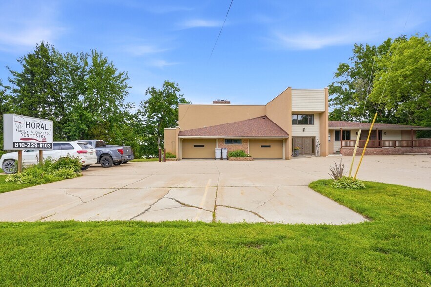11032 Grand River Rd, Brighton, MI à vendre - Photo de l’immeuble – Image 2 sur 18