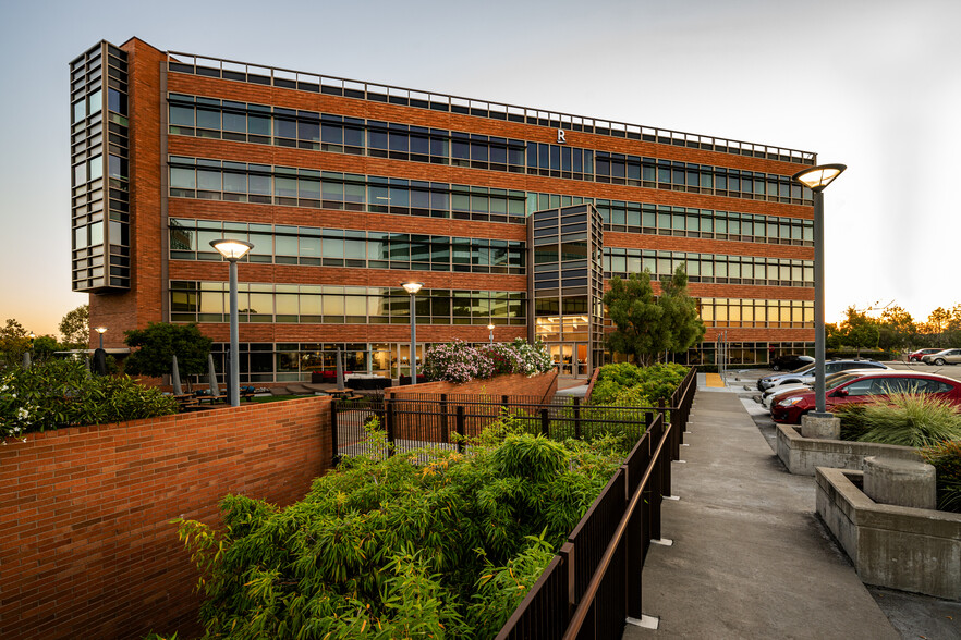 900 Concar Dr, San Mateo, CA à louer - Photo de l’immeuble – Image 1 sur 8