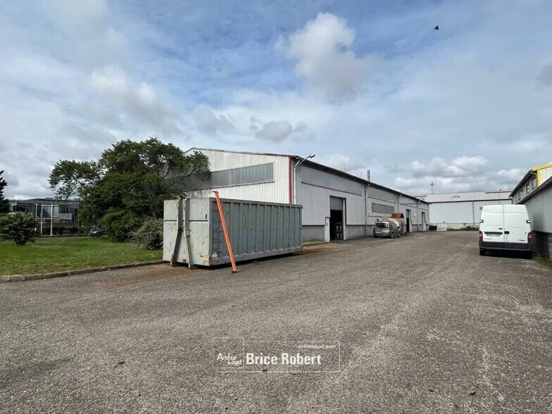 Local d'activités dans Meyzieu à vendre - Photo de l’immeuble – Image 1 sur 5