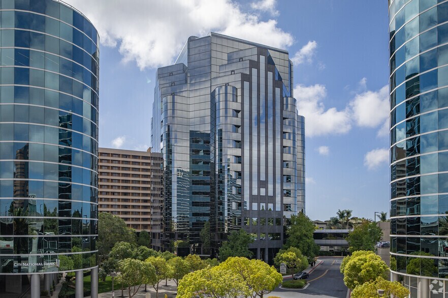4225 Executive Sq, La Jolla, CA à louer - Photo principale – Image 1 sur 18