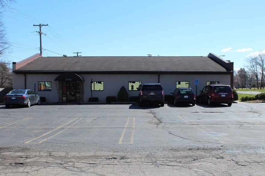 32950-32956 5 Mile Rd, Livonia, MI à louer - Photo de l’immeuble – Image 3 sur 11