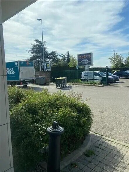 Bureau dans Chassieu à louer - Photo de l’immeuble – Image 3 sur 11