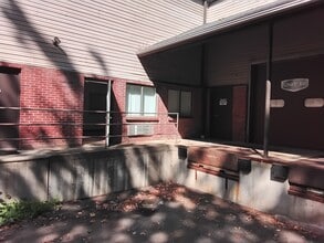 141 S Main St, Beacon Falls, CT à louer Photo intérieure– Image 1 sur 12