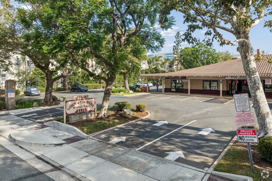 1111 W Town and Country Rd, Orange, CA à louer - Photo de l’immeuble – Image 3 sur 24