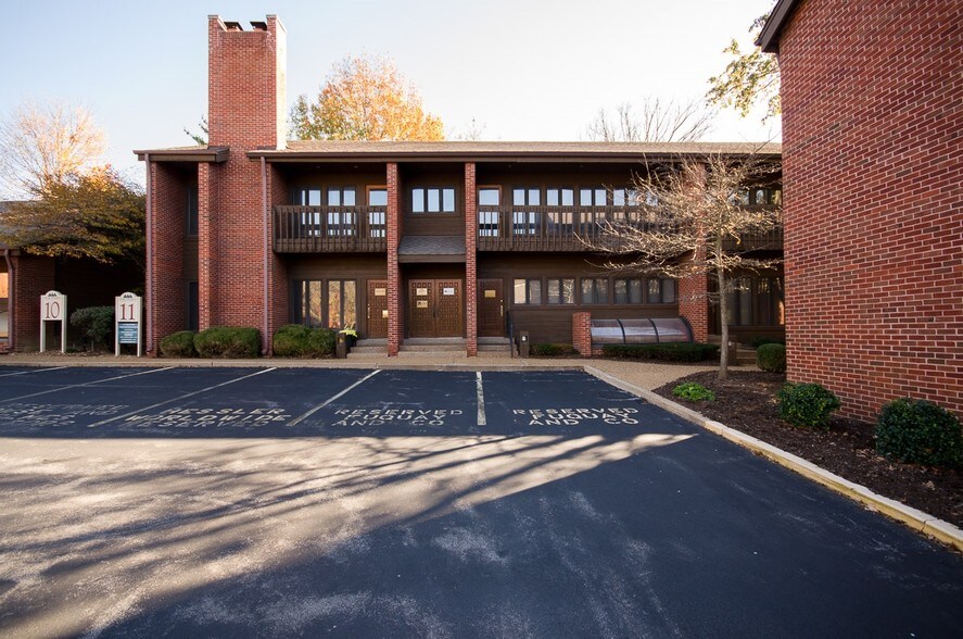 11 The Pines Ct, Creve Coeur, MO à vendre - Photo de l’immeuble – Image 2 sur 8