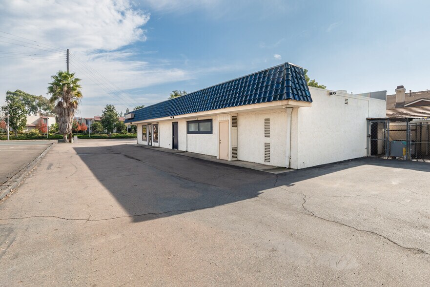 9740 N Magnolia Ave, Santee, CA à louer - Photo de l’immeuble – Image 2 sur 4