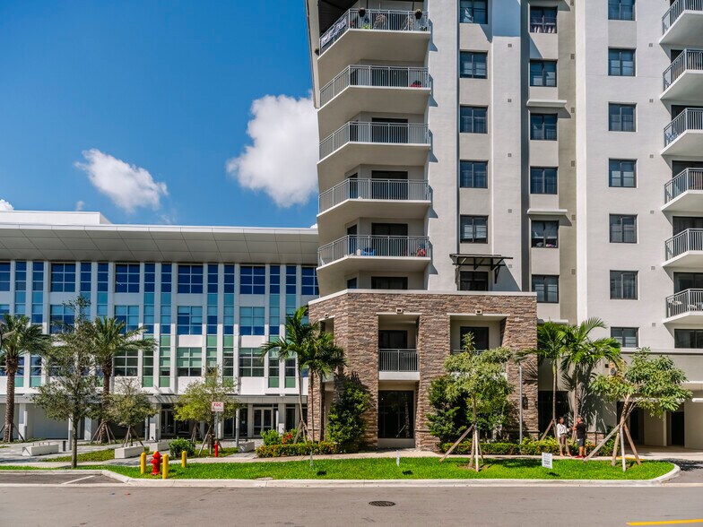 2305-2309 E Atlantic Blvd, Pompano Beach, FL à louer - Photo de l’immeuble – Image 2 sur 12