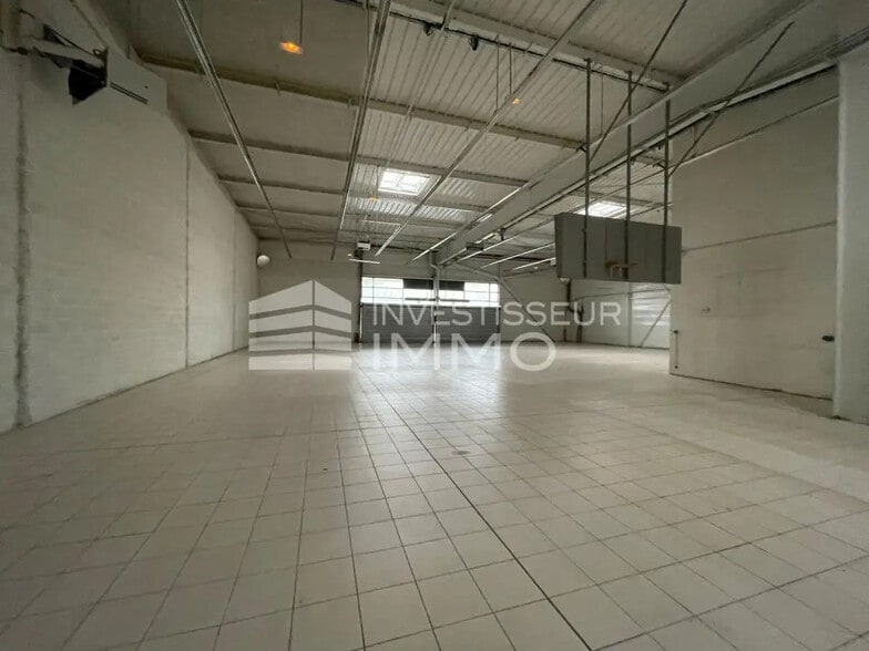 Local commercial dans Mareuil-lès-Meaux à louer - Photo principale – Image 1 sur 10
