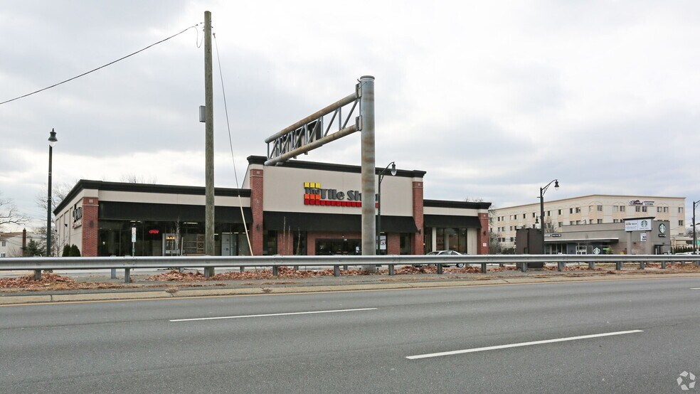 831-839 Sunrise Hwy, Lynbrook, NY à vendre - Photo de l’immeuble – Image 3 sur 6