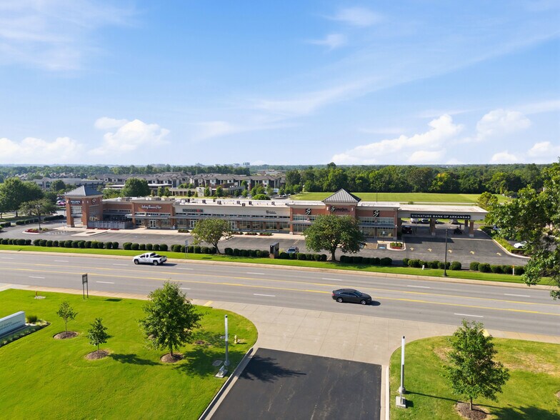 700 SE Walton Blvd, Bentonville, AR à louer - Photo de l’immeuble – Image 3 sur 26