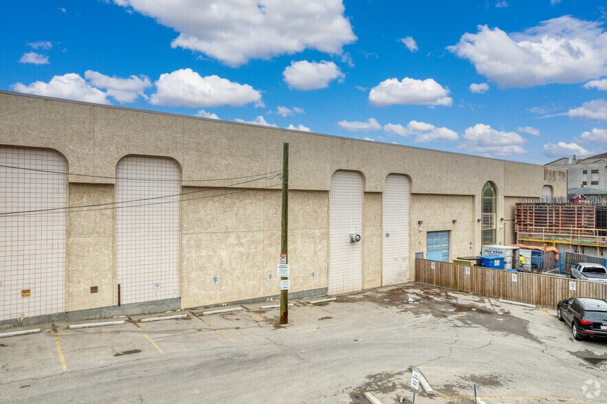 77 Edmonton Trl NE, Calgary, AB à louer - Photo de l’immeuble – Image 2 sur 3