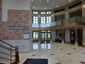 150 N River Rd, Des Plaines, IL à louer Hall d’entrée– Image 2 sur 10