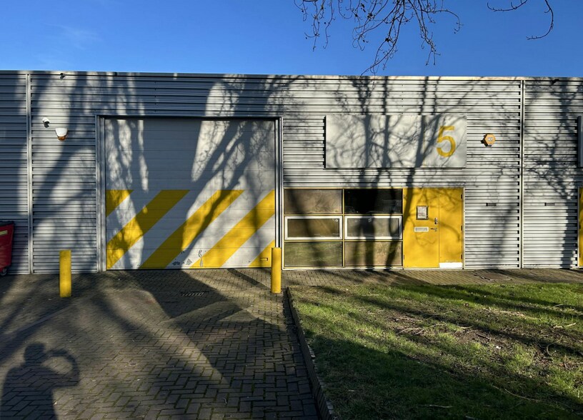 1-17 Kembrey Park, Swindon à louer - Photo de l’immeuble – Image 1 sur 6