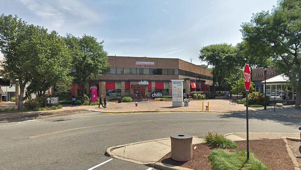700 Plaza Dr, Secaucus, NJ à louer - Photo de l’immeuble – Image 2 sur 5
