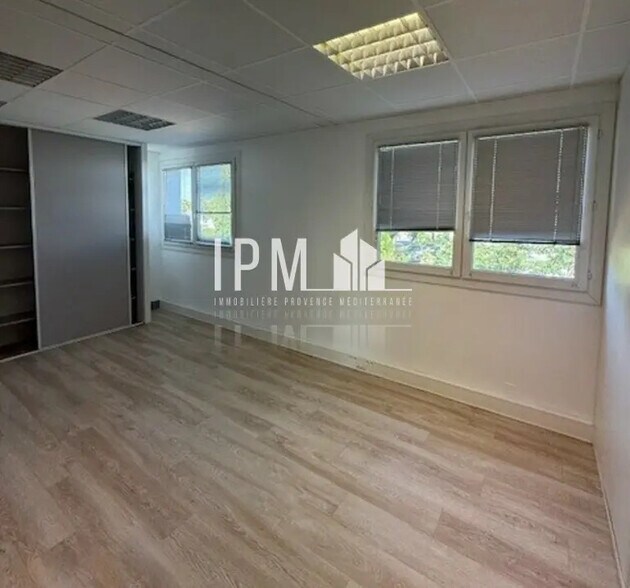 815 Rue André Ampère, Aix-en-Provence à louer - Photo de l’immeuble – Image 1 sur 5
